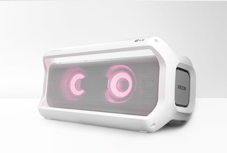 Visning fra høyre ende av en LG XBOOM Go PK7W med grønt lys, mot en hvit bakgrunn.