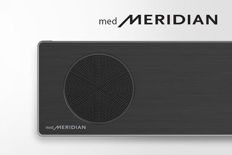 Nærbilde av LG Soundbars venstre side med Meridian-logoen på nedre venstre hjørne. En større Meridian-logo vises over produktet.
