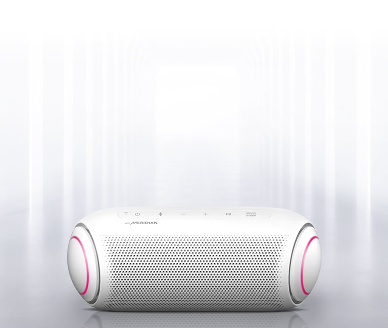 Lys skinner fra omgivelsene og fra fronten til XBOOM Go med synlig magenta-farget lys på hver ende.