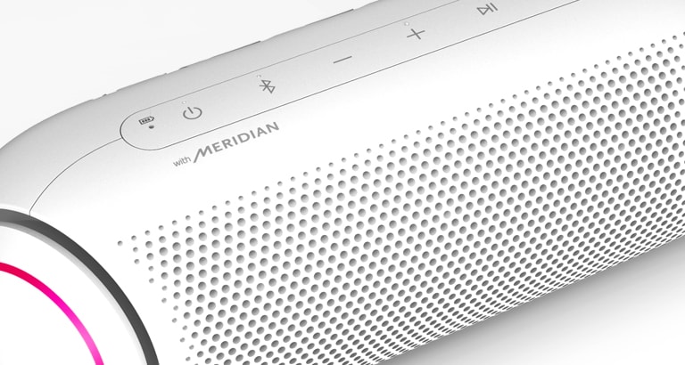 Nærbilde av LG XBOOM Gos Meridian-logo med magenta lys, mot en hvit bakgrunn. 