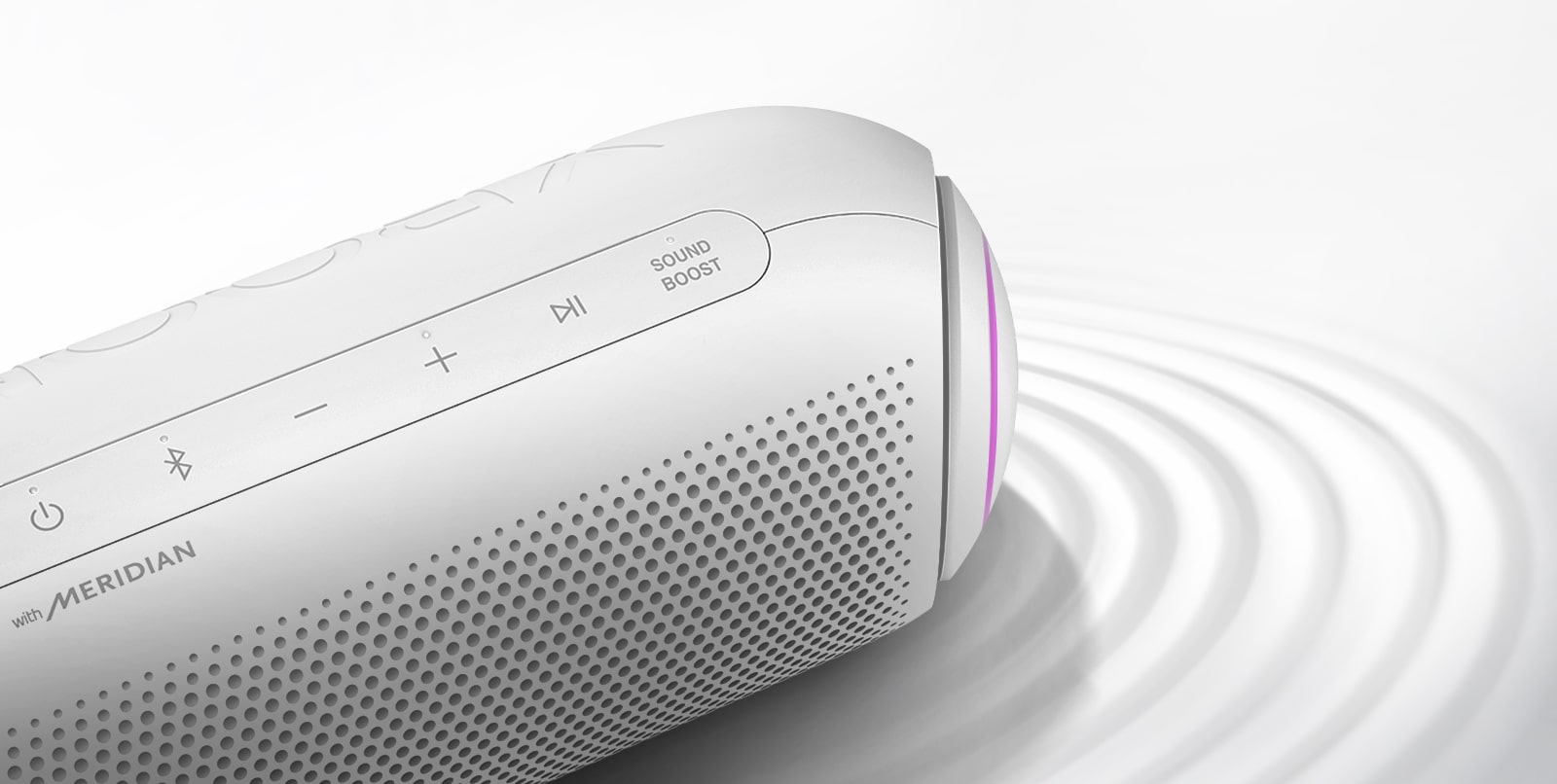 LG XBOOM Go er vendt mot øvre høyre med lilla lys, det er en bølgeeffekt under produktet, mot en hvit bakgrunn.