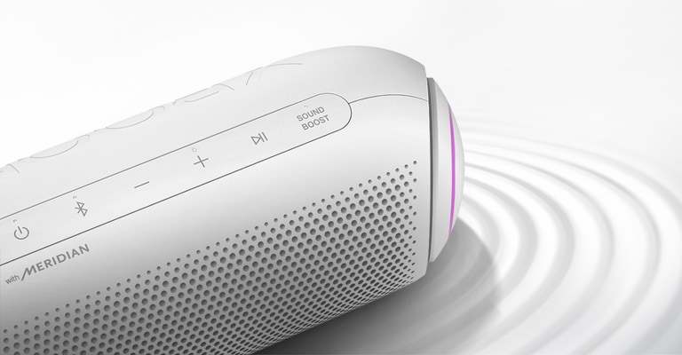 LG XBOOM Go er vendt mot øvre høyre med lilla lys, det er en bølgeeffekt under produktet, mot en hvit bakgrunn.