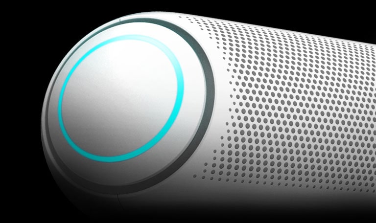 Nærbilde av LG XBOOM Gos venstre woofer med skyblått lys, mot en svart bakgrunn.