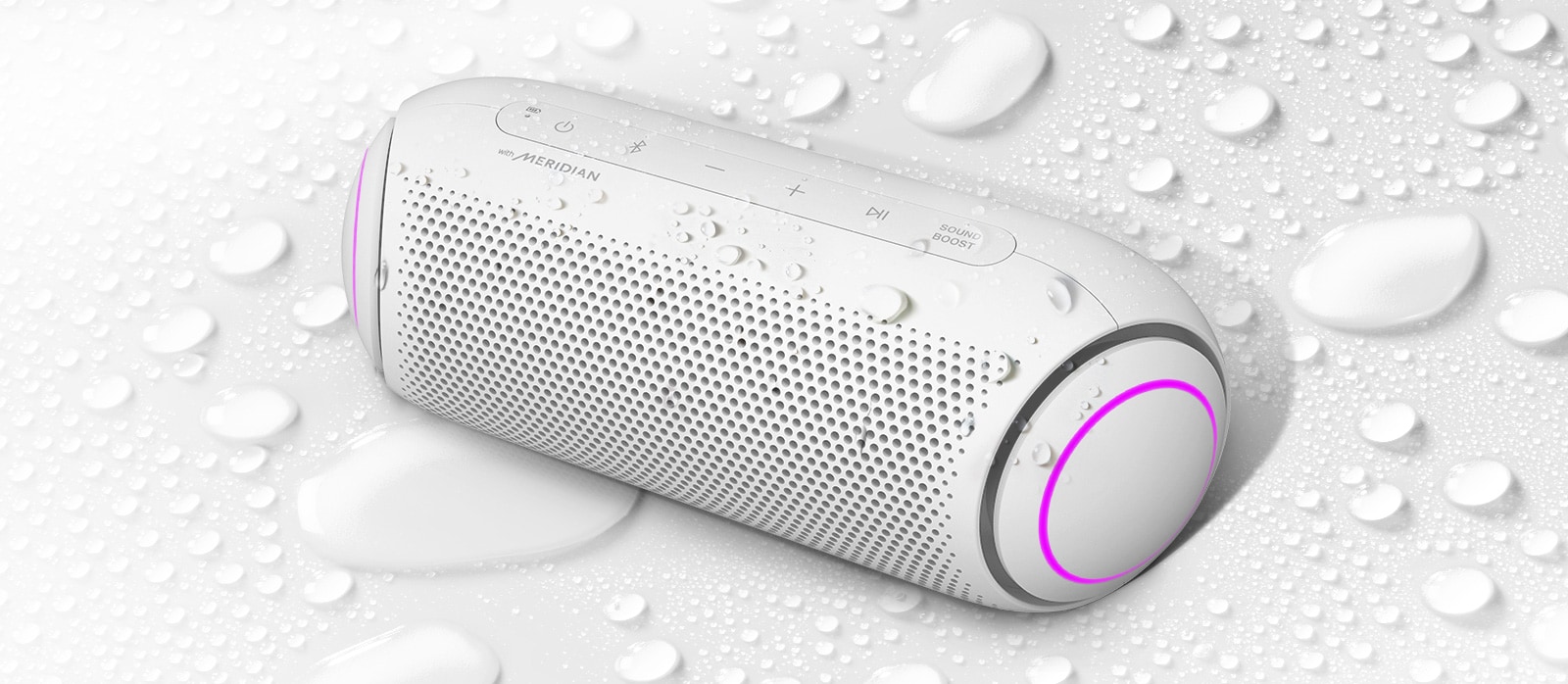 LG XBOOM Go er vendt opp mot venstre, mot en hvit bakgrunn. Det er vanndråper på og under LG XBOOM Go.