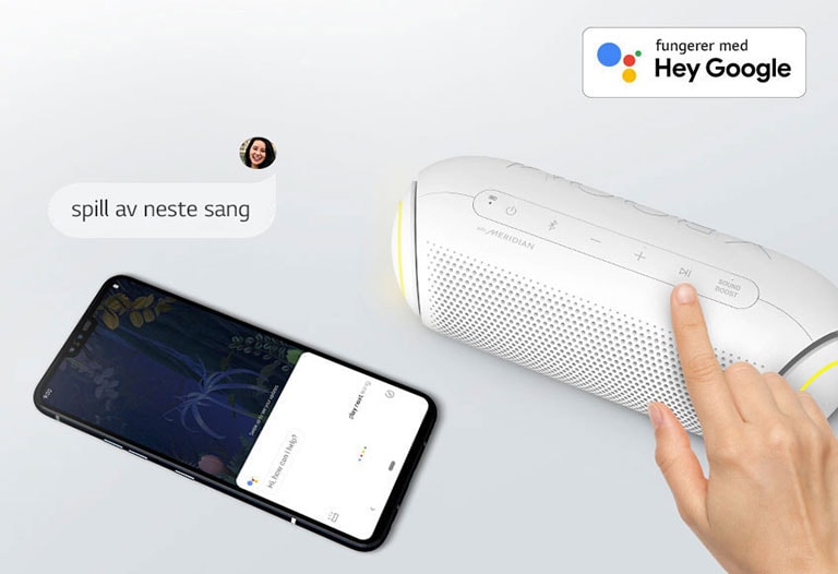 En hånd trykker på en knapp på LG XBOOM Go. En smarttelefon ved siden av. Det er en snakkeboble. Google-logoen er oppe til høyre.