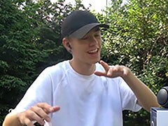 En YouTub-er som bruker TONE Free FN6-ørepluggene