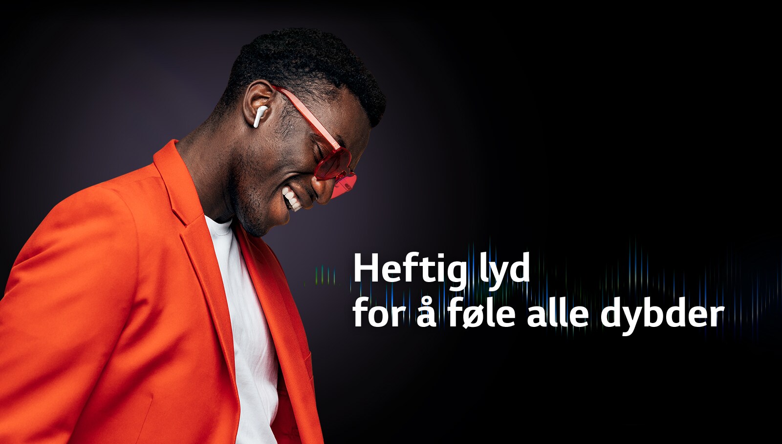 Mannen i denne oransje dressen lytter til musikk med TONE Free-øreproppene på.