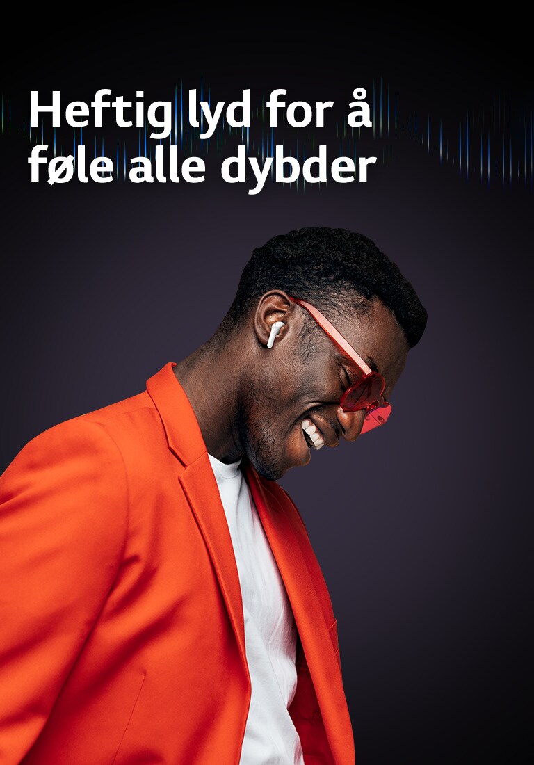 Mannen i denne oransje dressen lytter til musikk med TONE Free-øreproppene på.