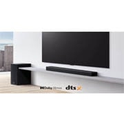 LG Lydplanke SP8YA, En lydplanke er plassert under TV i en hvit stue, og subwoofer er plassert rett ved siden av., SP8YA, thumbnail 5
