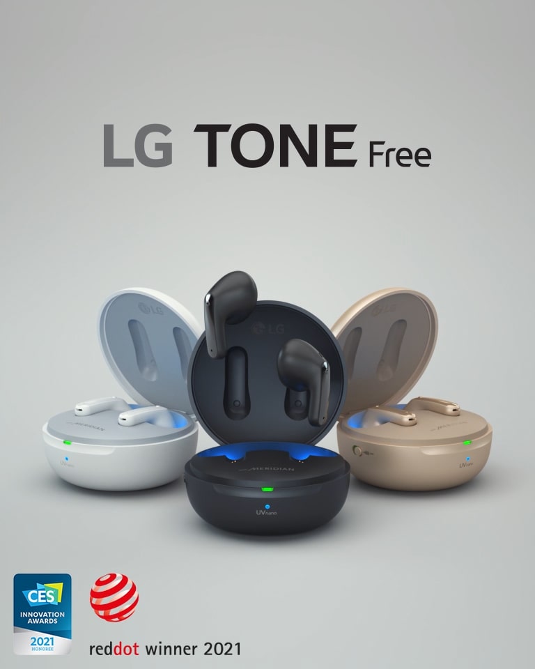 En kvinne som holder LG TONE Free mot en mørk bakgrunn - sett fra siden.