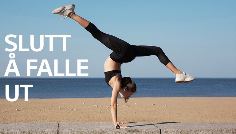 En scene der en kvinne iført TONE Free viser at passformen er god til hodet ved å vise at øreproppene sitter godt til ørene og ikke faller ut.