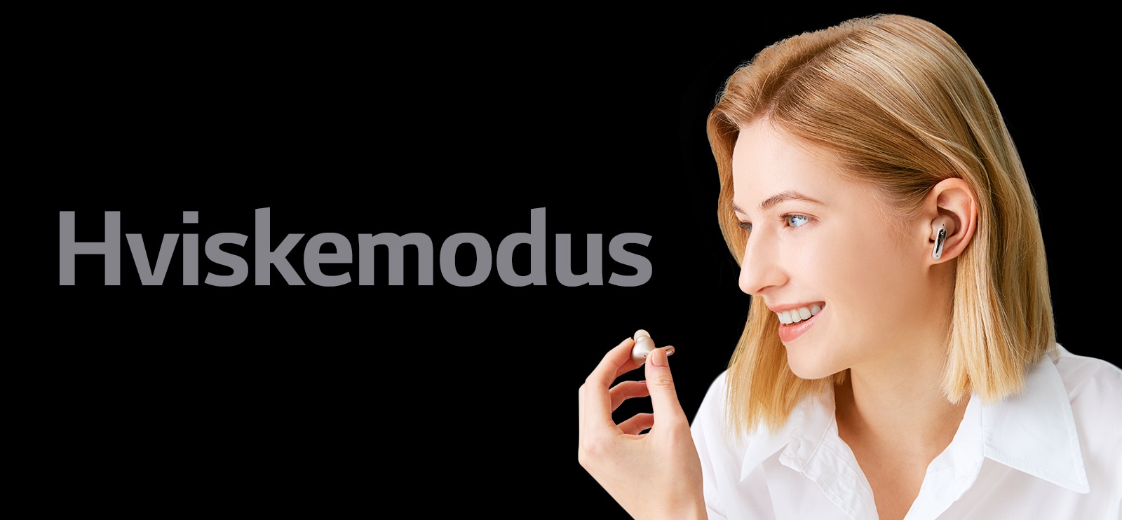 Et bilde av en kvinne som holder en ørepropp i hånden og ringer med den som en mikrofon.