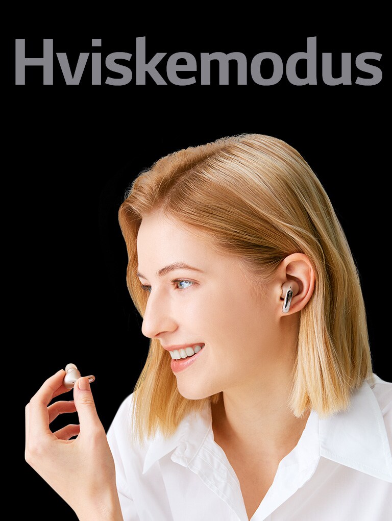 Et bilde av en kvinne som holder en ørepropp i hånden og ringer med den som en mikrofon.