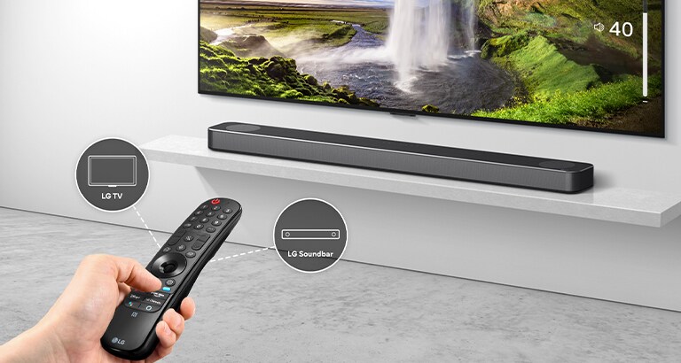 Det er en fjernkontroll i noens hånd, som kontrollerer TV og lydplanken bak. Det er ikoner av LG TV og LG lydplanke.