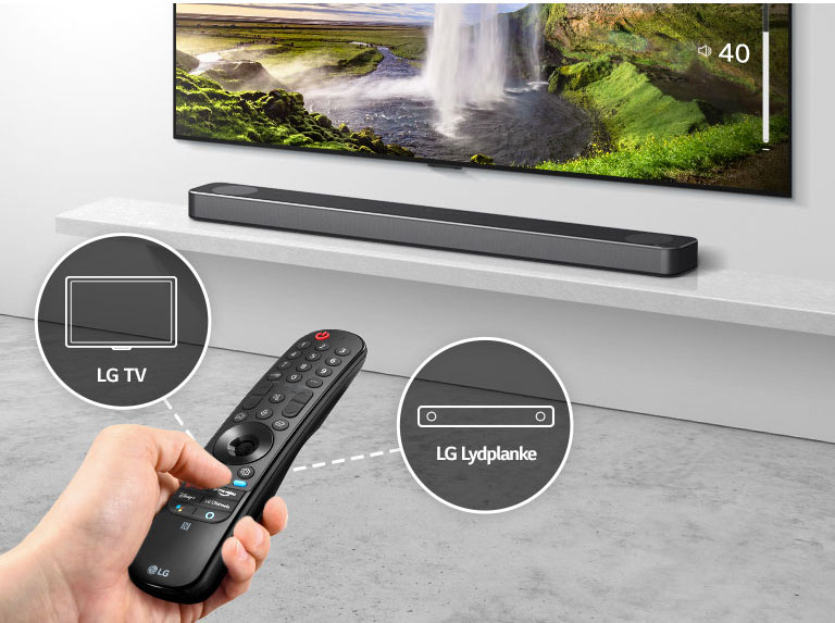 Det er en fjernkontroll i noens hånd, som kontrollerer TV og lydplanken bak. Det er ikoner av LG TV og LG lydplanke.