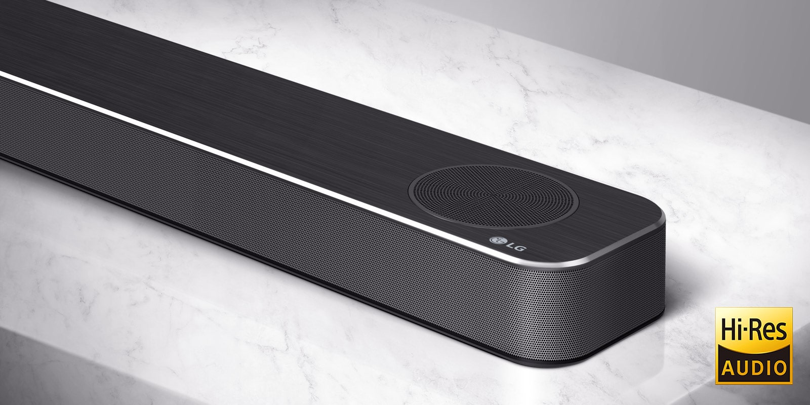 Nærbilde av LG-lydplankens høyre side med LG-logoen vist på nedre høyre hjørne av produktet.