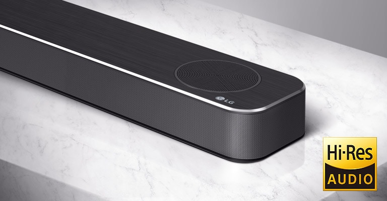 Nærbilde av LG-lydplankens høyre side med LG-logoen vist på nedre høyre hjørne av produktet.