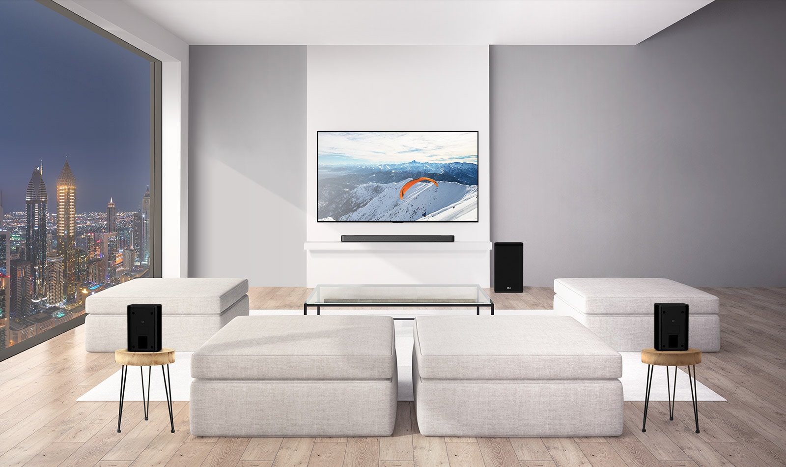 Det er TV og lydplanke i en stue. Et FPS-spill vises på en TV-skjerm og TV-kanalen byttes til et fotballspill. (spill av videoen)