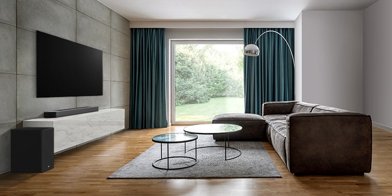 Det er en TV, en lydplanke og en subwoofer i et bredt oppholdsrom. En bølge med linjenett kommer ut av lydplanken, som måler hele plassen i stuen.