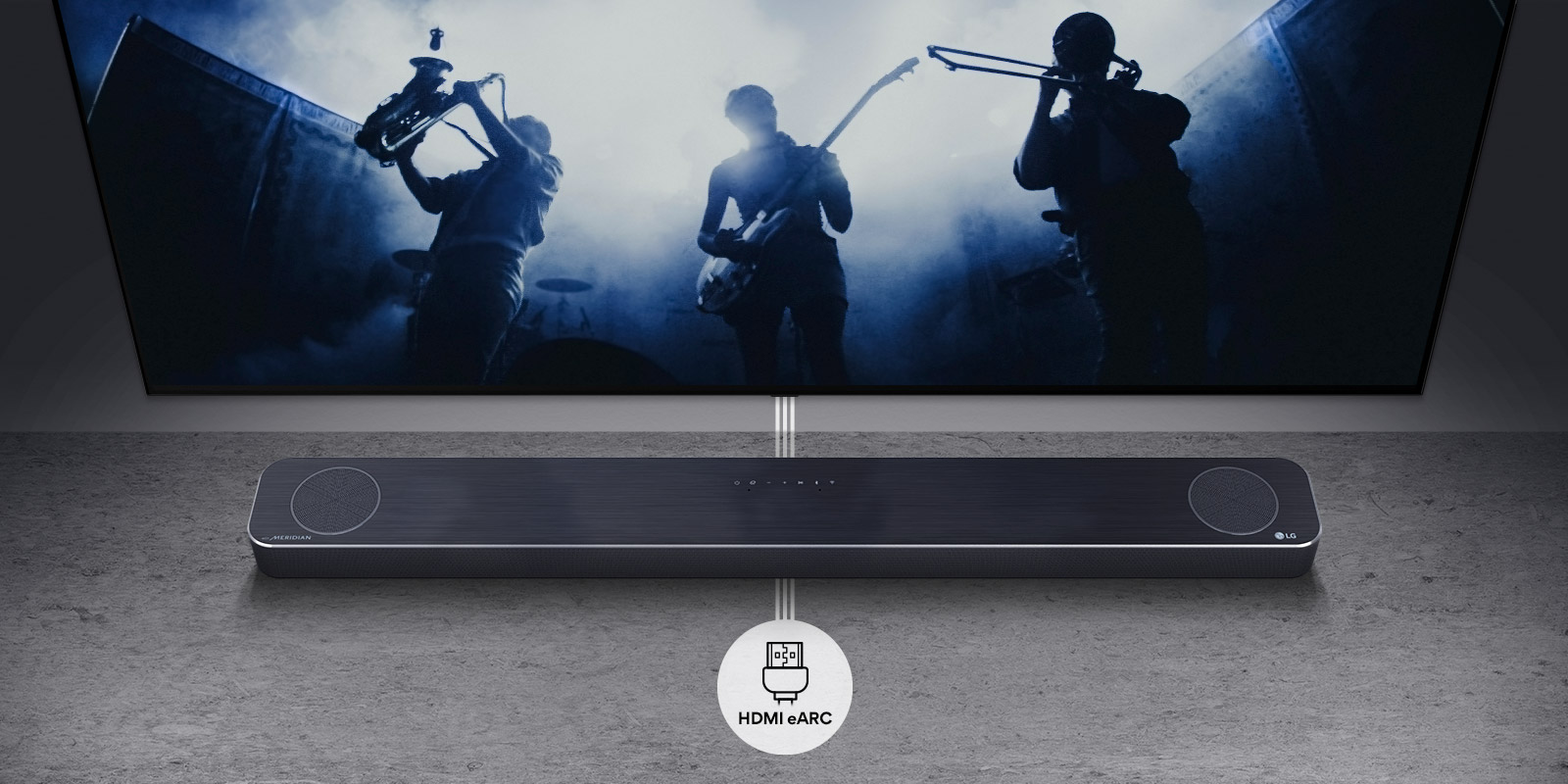 TVen er på veggen. TV-program viser en musikkgruppe i sort silhuett. LG Lydplanke er plassert rett under TV på en grå hylle. Det er et HDMI eARC-ikon under lydplanken.