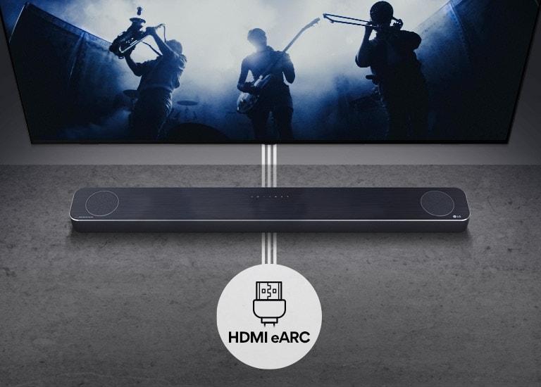 TVen er på veggen. TV-program viser en musikkgruppe i sort silhuett. LG Lydplanke er plassert rett under TV på en grå hylle. Det er et HDMI eARC-ikon under lydplanken.