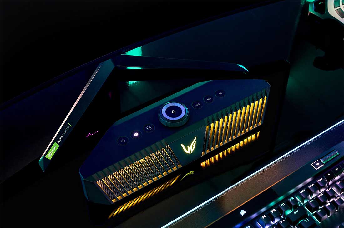 LG UltraGear gaming-høyttaler, Visning av GP9 fra siden, plassert under en V-formet skjerm i et mørkt gaming-rom, sett ovenfra, GP9, thumbnail 5