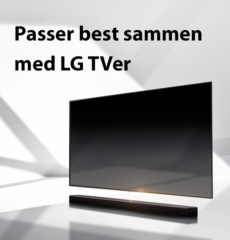 En lydplanke og en TV er plassert på et hvitt gulv og det er en skygge som kommer utenfra like bak.