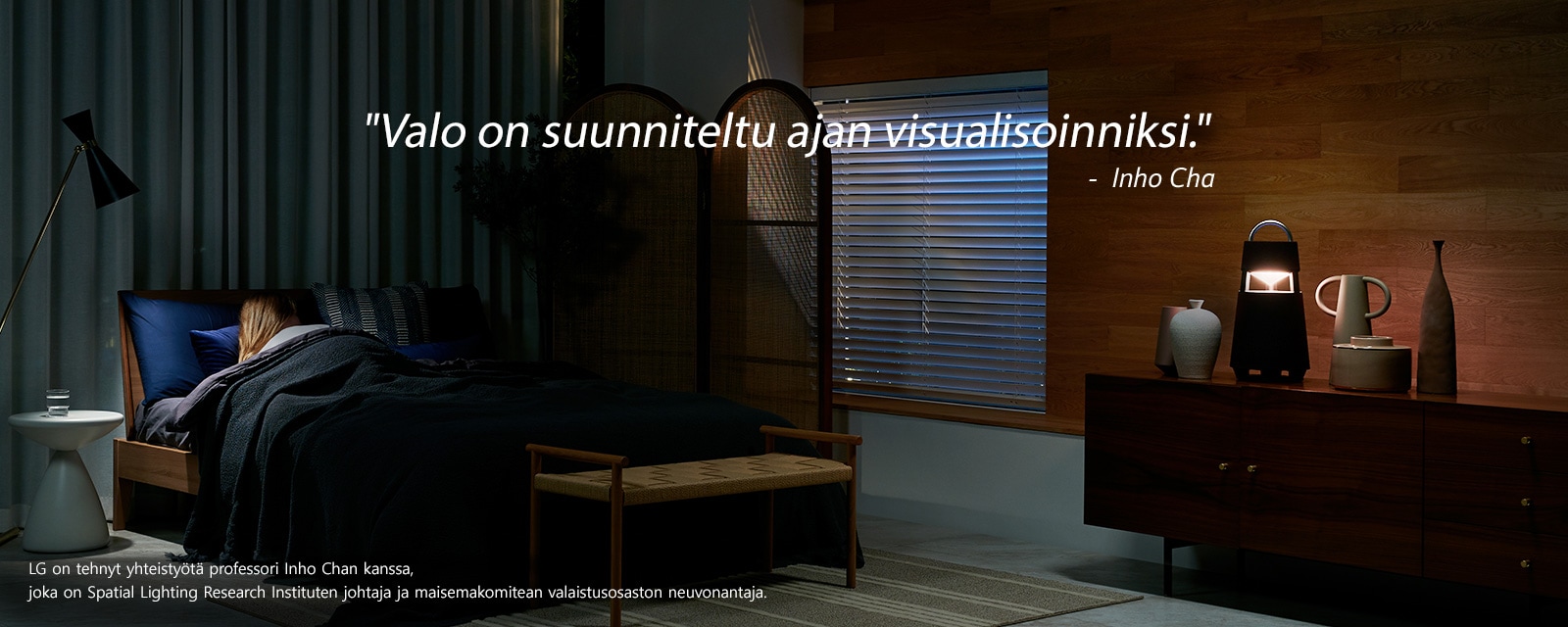 Kuva XBOOM 360: sta, joka syttyy hyllyllä pimeässä huoneessa. Kopio "Valo on suunniteltu ajan visualisoinniksi" kuvassa.