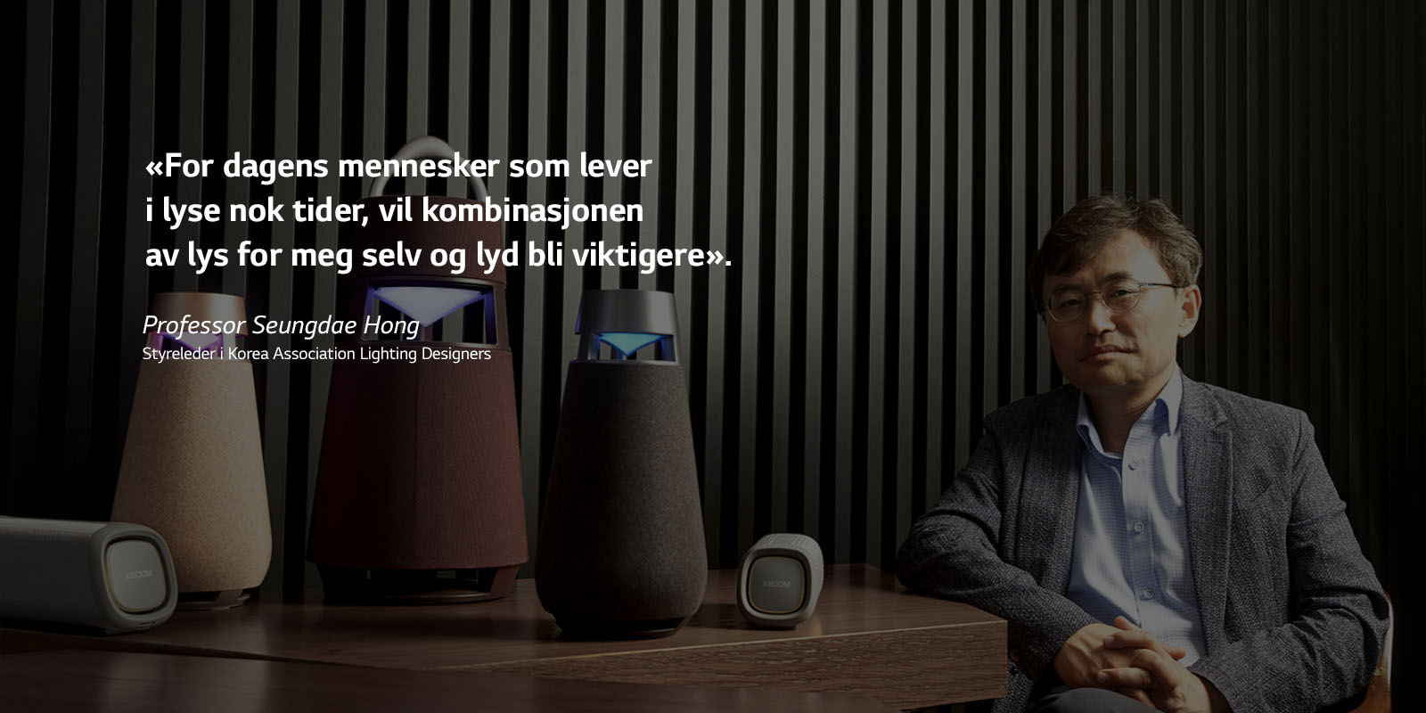 Et bilde av professor Seungdae Hong, styreleder for Korea Association Lighting Designers, med XBOOM-familien på bordet