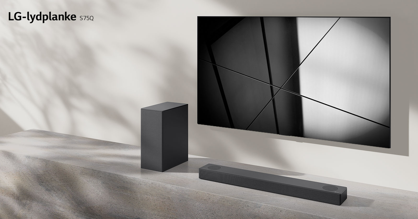 LG-lydplanke S65Q og LG-TV plassert sammen i en stue. TV-en er på og viser et svart-hvitt-bilde.