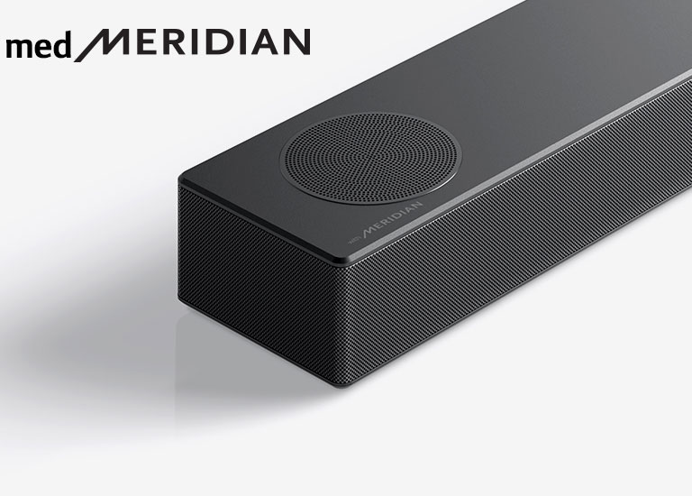 Nærbilde av LG-lydplankens venstre side med Meridian-logoen vist på nedre venstre hjørne av produktet.