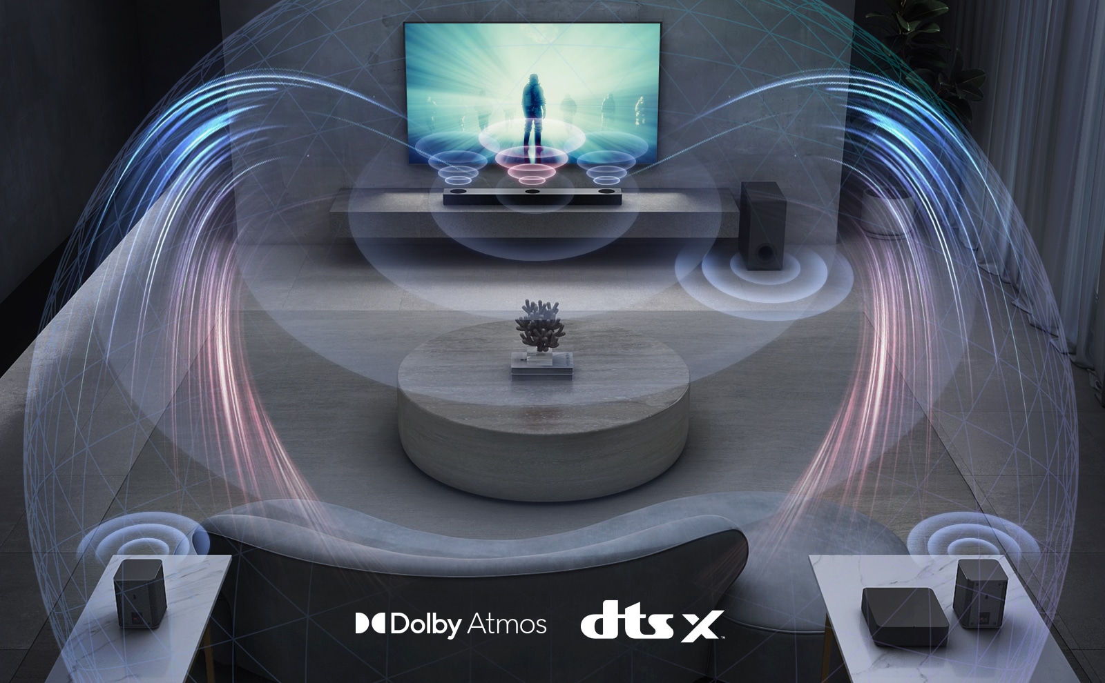 LG-TV-en henger på veggen i stua. En film spilles av på TV-skjermen. LG-lydplanken er direkte under TV-en på en grå hylle med en subwoofer rett ved siden av. Et sett med 2 bakhøyttalere står bak i stuen. Lydeffektgrafikk kommer ut fra alle høyttalere. Logo av Dolby Atmos og DTS:X vises nederst, midt på bildet.