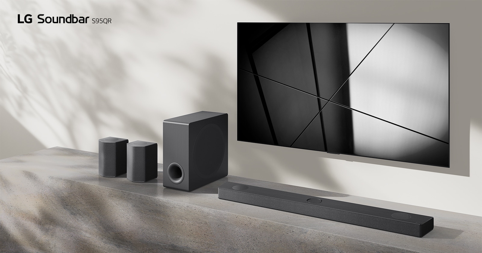 LG Sound Bar S90QY og LG-TV plassert sammen i en stue. TV-en er på og viser et svart-hvitt-bilde.