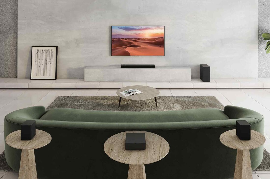 LG Soundbar S75QR, En subwoofer, en lydplanke og en TV i en hvit stue, S75QR, thumbnail 4