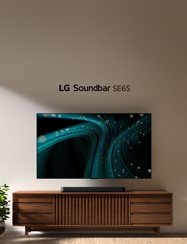 LG Sound Bar SE6S er plassert på treskapet. Over en veggmontert TV med blå lydbølgebilder og prikkete lys er plassert. På venstre side ser man litt av et vindu og en stol i svart skinn er plassert foran en grønn plante.