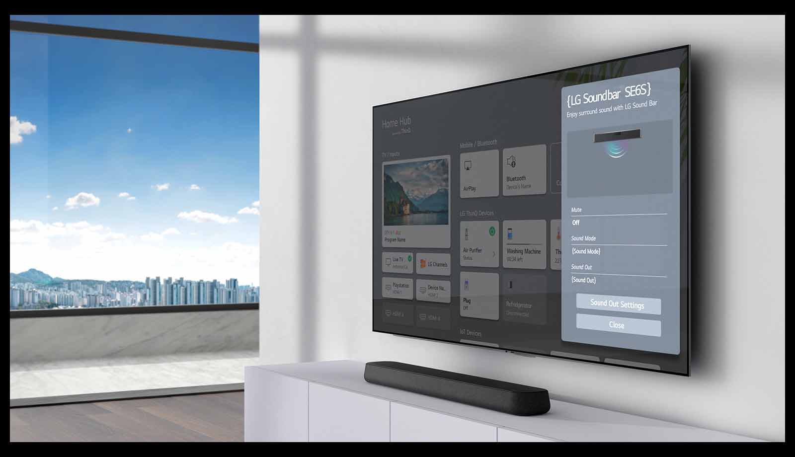 LG Sound Bar-innstillingsskjermen er på den veggmonterte TV-en. Lydplanken er også hengt på veggen rett under TV-en.