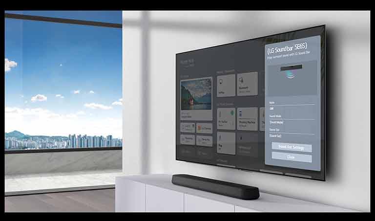LG Sound Bar-innstillingsskjermen er på den veggmonterte TV-en. Lydplanken er også hengt på veggen rett under TV-en.