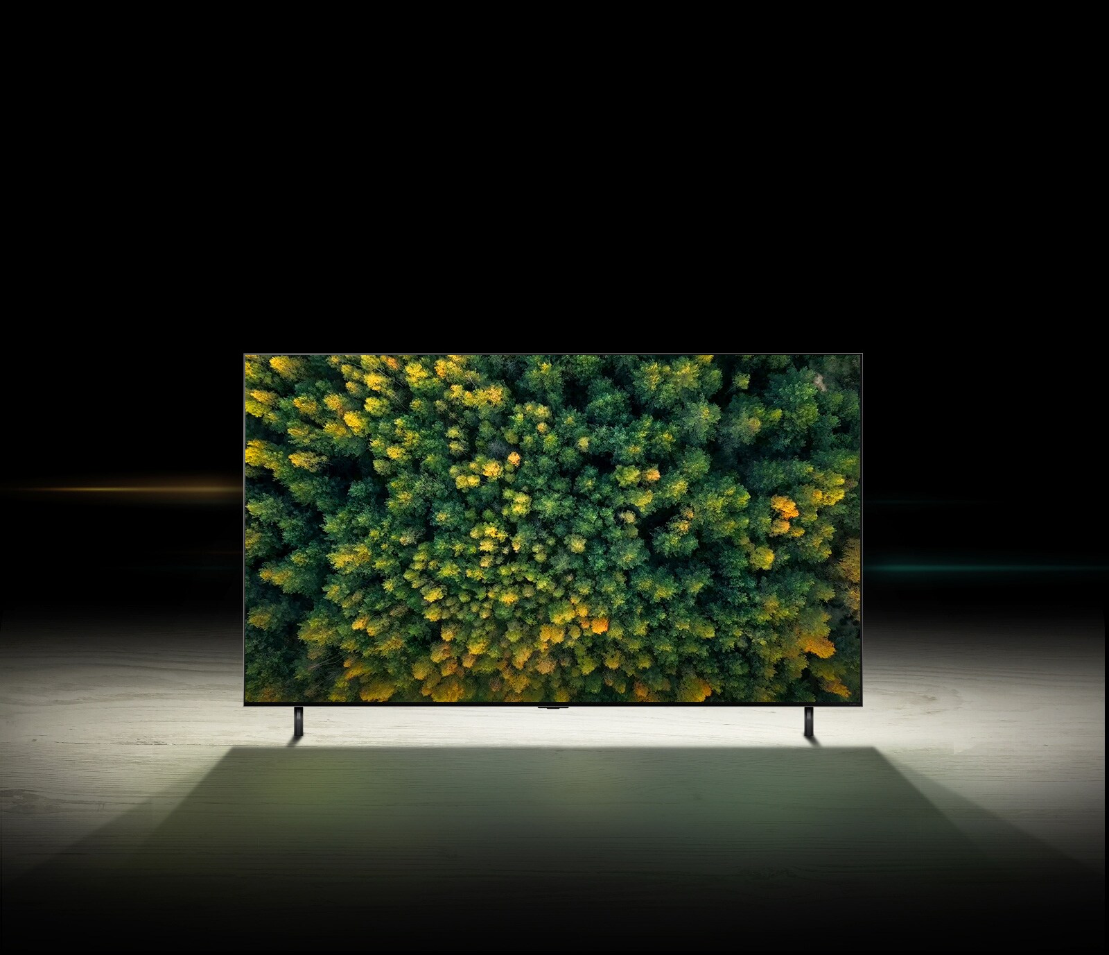 Flyfoto av tidlig høst i skogen. Scenen zoomes ut og viser den samme scenen på et QNED TV.