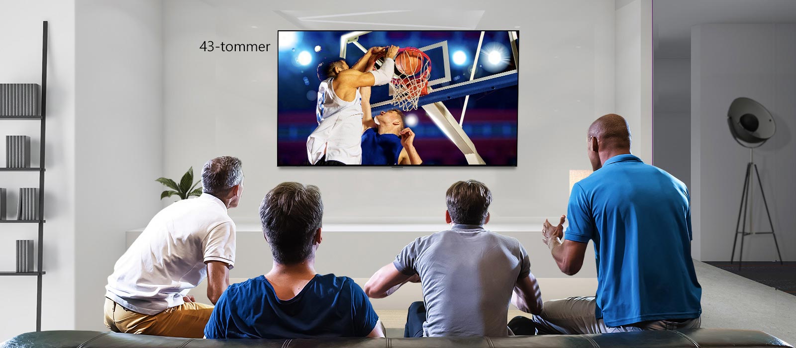 Visning bakfra av en veggmontert TV som viser en basketballkamp med fire menn som ser på. Ved å bla fra venstre til høyre vises forskjellen i størrelsen mellom en 43-tommers og 86-tommers skjerm.