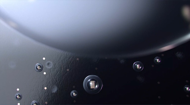 Video som viser små Mini LED-lys brukt på en skjermpanel og som lyser opp. Video ender med å vise en sterk sol mot en dyp svart bakgrunn.