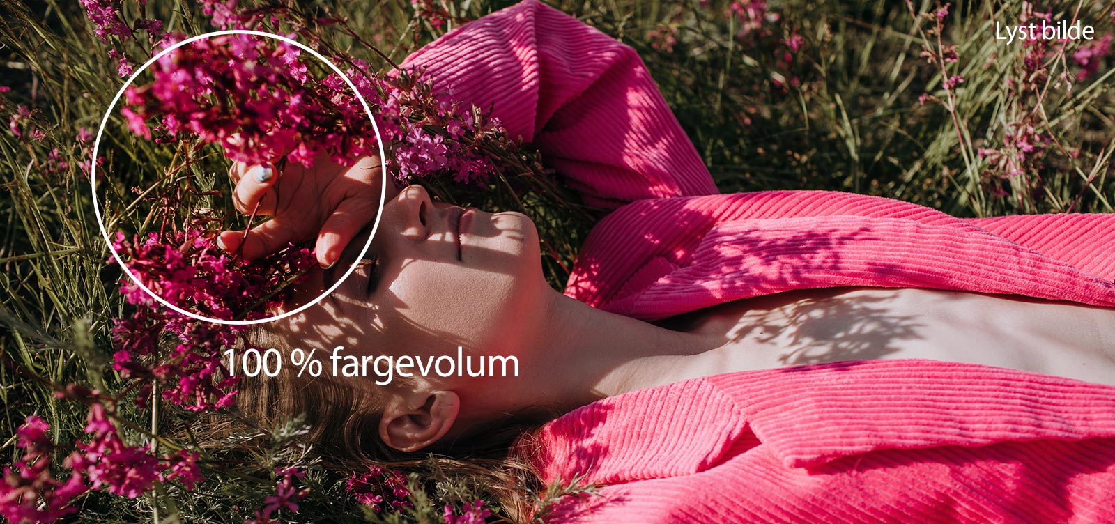 Video som viser en ung jente som holder en hånd over øynene liggende på en gresseng med rosa blomster. Etter hvert som videoen spilles av, blir fargene rikere og prosentdelsindikatoren for fargevolum øker fra 70 % til 100 %.