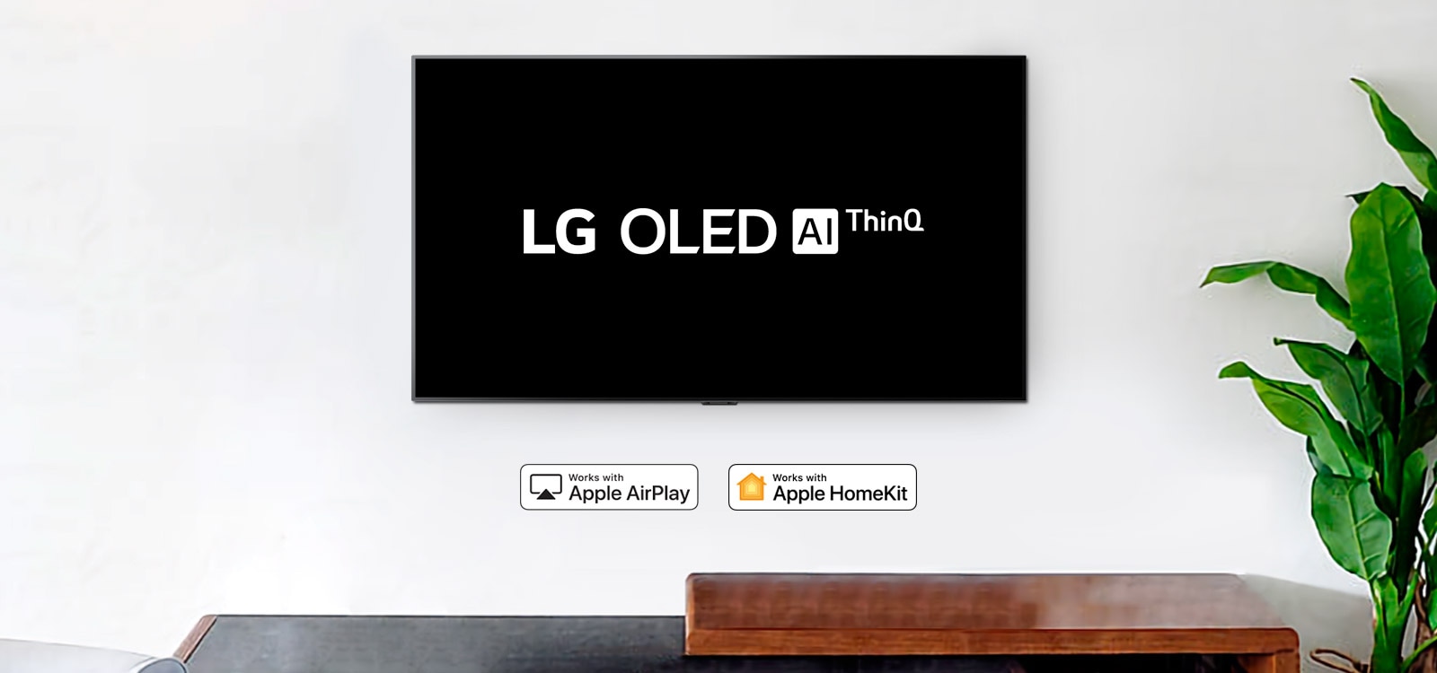 Veggmontert TV viser logoen til LG OLED AI ThinQ på en svart bakgrunn