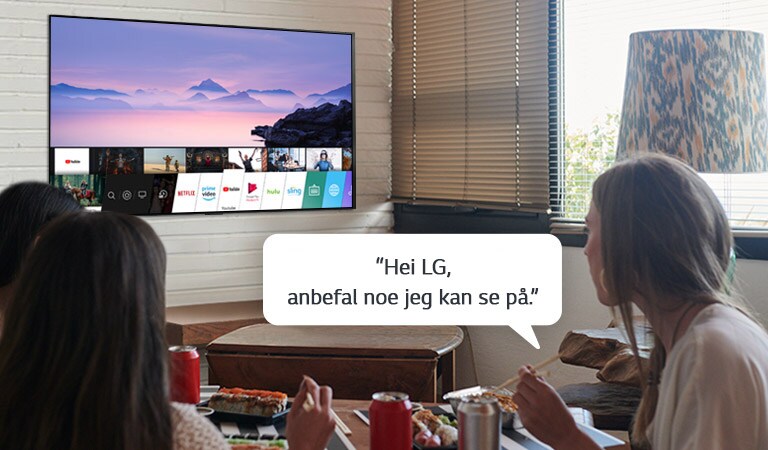 Tre kvinner spiser sushi mens én av dem spør LG TV om hva de kan se på