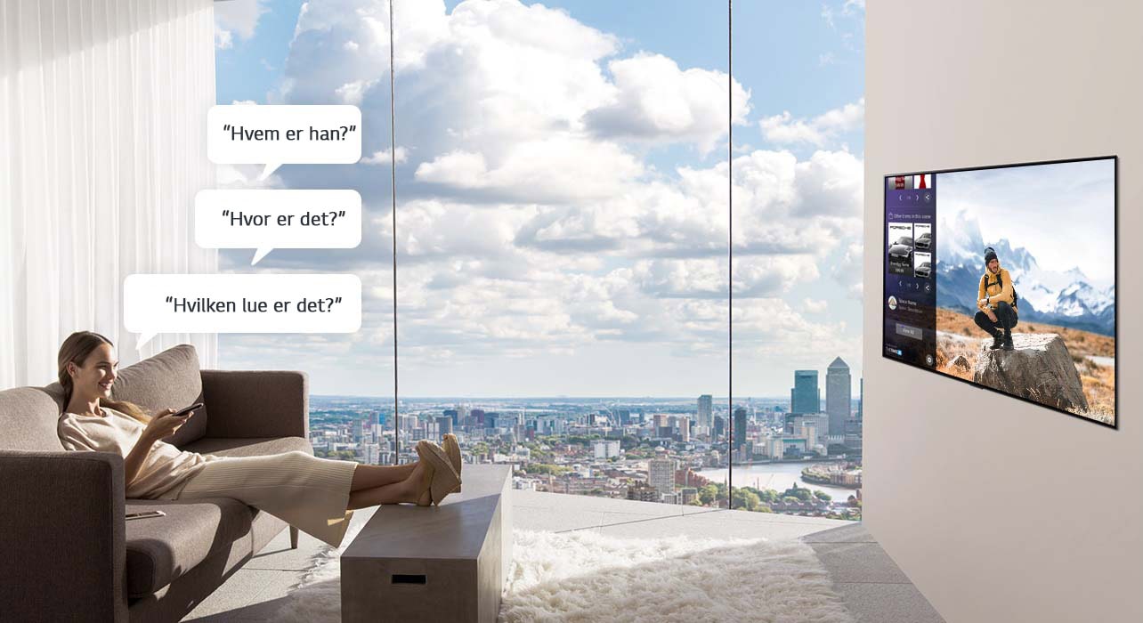 En kvinne ser på og spør TV-en: “Hvem er han?”, “Hvor er det?” og “Hvilken lue er det?” 