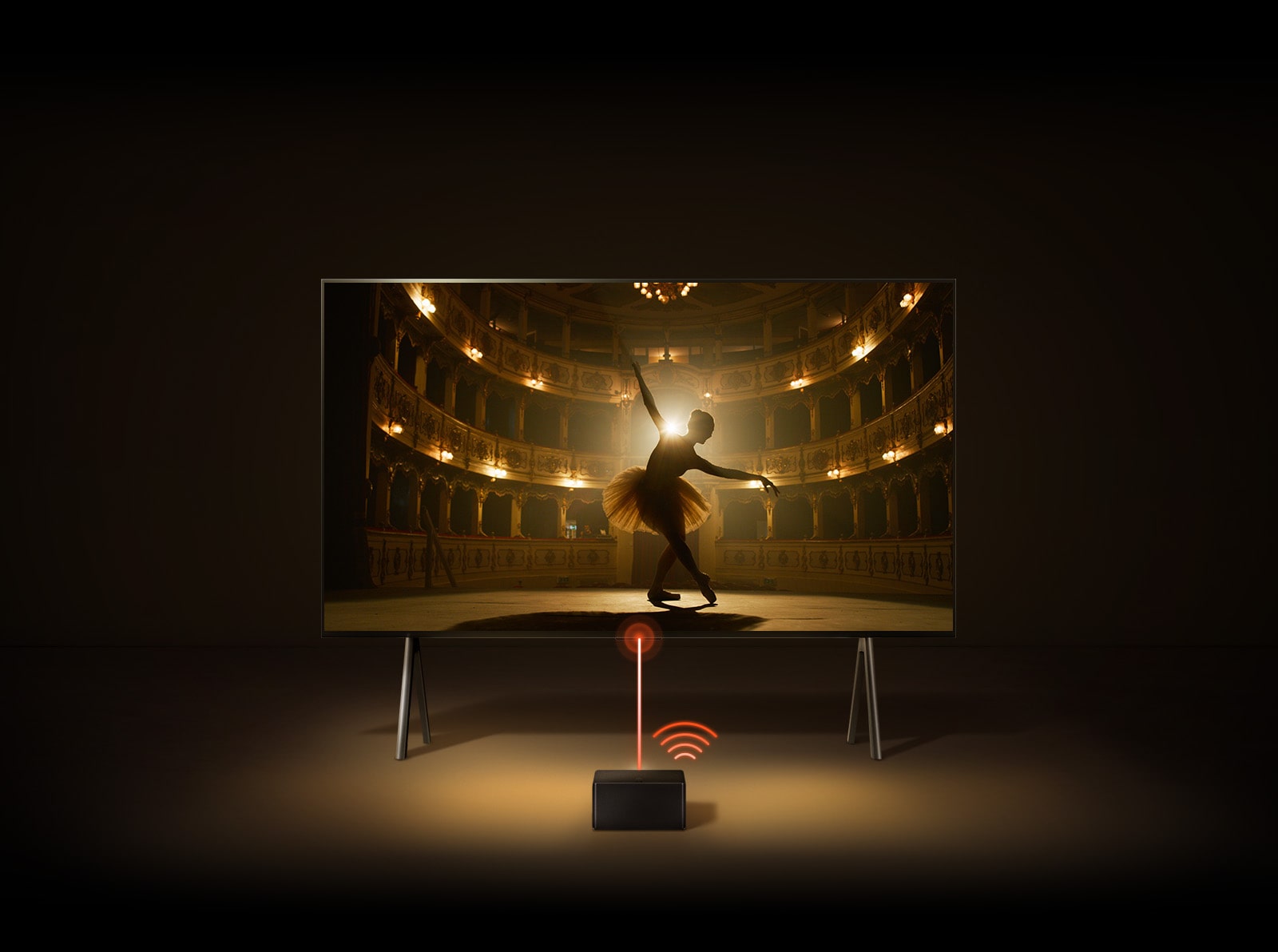 Flyfoto av en LG OLED TV på et gulvstativ og Zero Connect-boksen. En rød tilkoblingslogo og signal mellom vises over boksen, og kobler den til TV-en. TV-en slås på, en visning endres til frontal visning og viser en ballerina som danser solo på scenen.