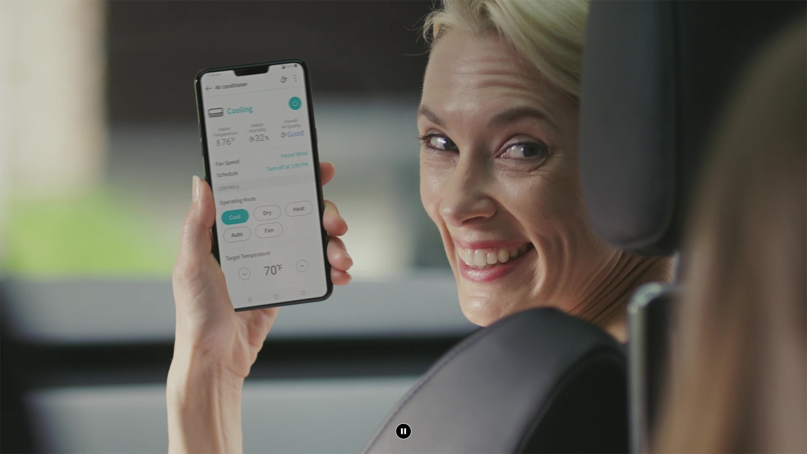 Kvinnen viser app-skjermen
