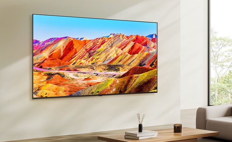 LG NanoCell TV montert på en vegg. Fargerik bilde på skjermen.