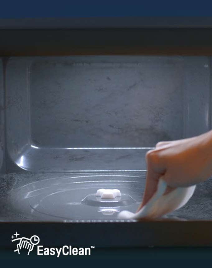 Det viser en hånd som tørker innsiden av LG Neochef™