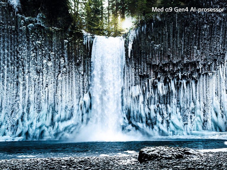 Sammenligningsbilde (med skyvefunksjon) av bildekvaliten på en frossen foss i en skog.