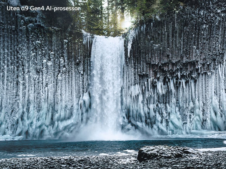 Sammenligningsbilde (med skyvefunksjon) av bildekvaliten på en frossen foss i en skog.